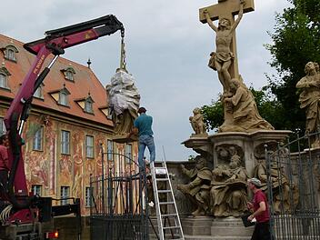 Die schwergewichtige Marienfigur schwebt in der Luft. Fotoa: Marion Krüger-Hundrup