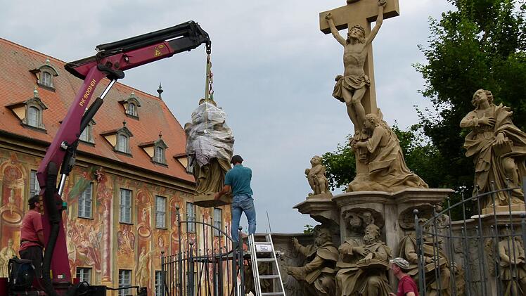Die schwergewichtige Marienfigur schwebt in der Luft. Fotoa: Marion Krüger-Hundrup