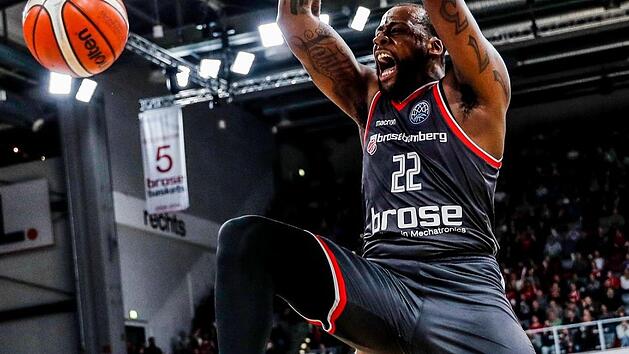 Cliff Alexander startete mit viel Energie, erzielte die ersten sechs Punkte der Bamberger, dominierte auch in der Folgezeit das Geschehen unter den K&ouml;rben und war am Ende mit 19 Z&auml;hlern der Topwerfer. Foto: Daniel L&ouml;b