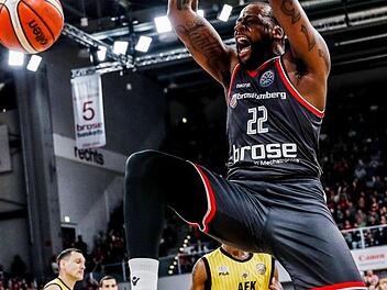 Cliff Alexander startete mit viel Energie, erzielte die ersten sechs Punkte der Bamberger, dominierte auch in der Folgezeit das Geschehen unter den Körben und war am Ende mit 19 Zählern der Topwerfer. Foto: Daniel Löb