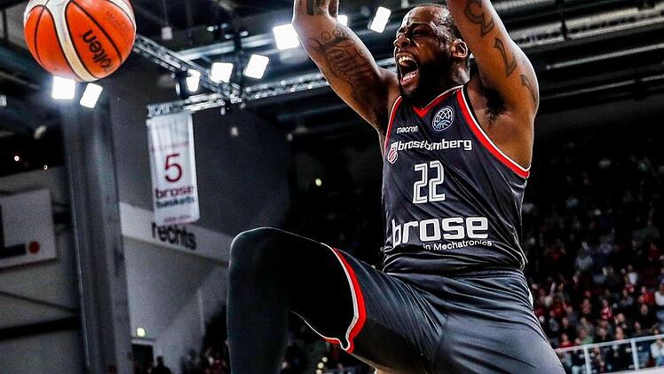 Cliff Alexander startete mit viel Energie, erzielte die ersten sechs Punkte der Bamberger, dominierte auch in der Folgezeit das Geschehen unter den Körben und war am Ende mit 19 Zählern der Topwerfer. Foto: Daniel Löb