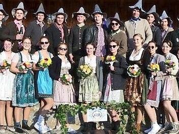 Sehr fesch, die jungen Frauen und Männer aus Oberbach.  Foto: E. Schneider