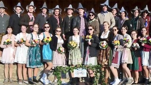 Sehr fesch, die jungen Frauen und Männer aus Oberbach.  Foto: E. Schneider
