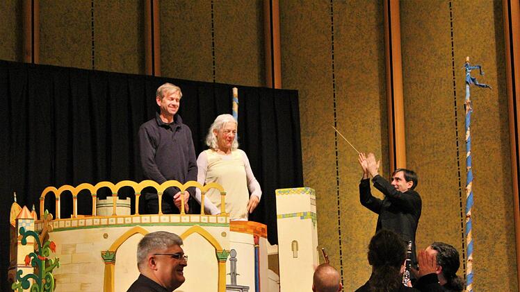 Beifall vom Kammerorchester und Dirigent Carlos Domingues Nieto für die Puppenspieler. Foto: Werner Vogel