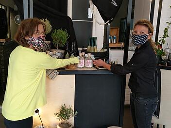 Karin Zillmer (links) und Andrea Lindner mit einem Teil des Angebots im "Kiosk 1627": Außer Speisen und Getränken gibt es dort nun auch Accessoires zum Mitnehmen.  Foto: Simone Bastian