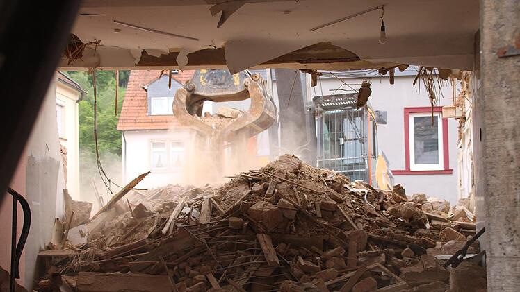 Stück für Stück wird die ehemalige Druckerei Nikolaus abgetragen. Foto: Ulrike Müller