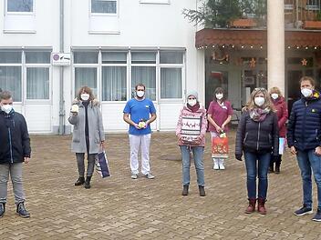 Übergabe der "Auszeit-Tüten" vor dem BRK-Seniorenhaus Ludwigsstadt Foto: Heike Schülein