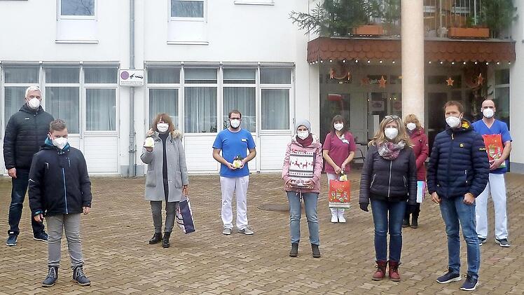 Übergabe der "Auszeit-Tüten" vor dem BRK-Seniorenhaus Ludwigsstadt Foto: Heike Schülein