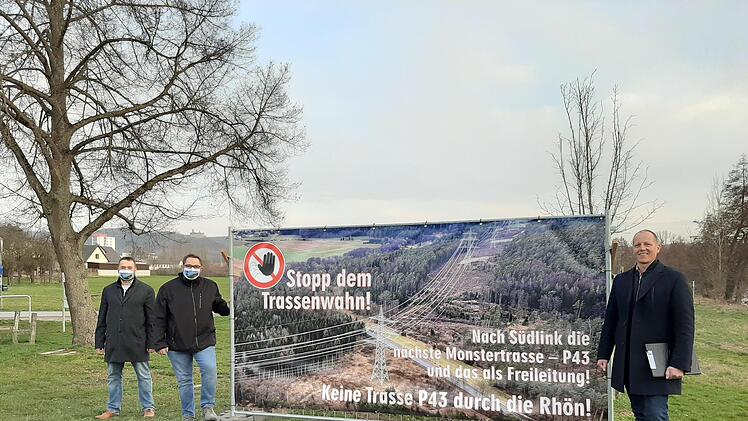 P43-Protest in Elfershausen: (von links) Alexander Porkristl und Markus Stockmann (beide Bürgerinitiative Gegenstrom Elfershausen)  und Johannes Krumm (Bürgermeister.