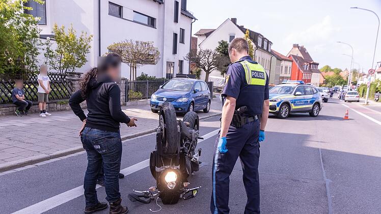 Beim Abbiegen: Biker kracht mit Motorrad in Auto