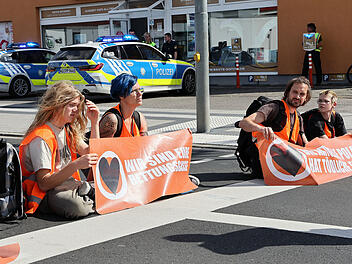 Aschaffenburg - Klimakleber blockieren Straße Aschaffenburg - Klimakleber blockieren Straße