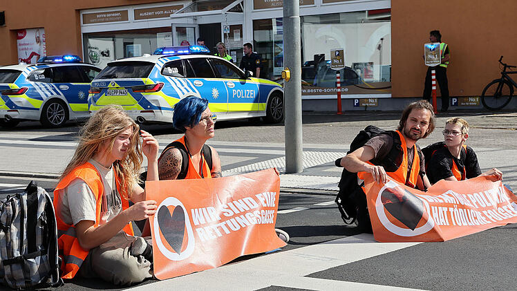 Aschaffenburg - Klimakleber blockieren Straße