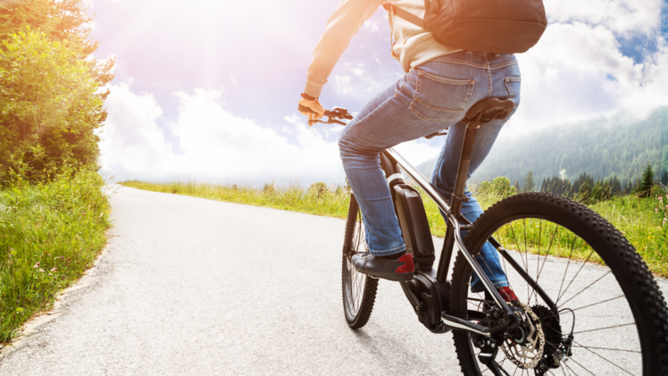 E-Mountainbikes sind ideal für Fahrten im Gelände und bieten Unterstützung bei steilen Anstiegen. Sie sind perfekt für Abenteuerlustige, die längere Strecken in der Natur erkunden möchten.