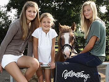 Endlich erwachsen! Ihre ersten kleineren Rollen hatten sie in Til Schweigers Kinohit "Keinohrhasen" (2007), 15 Jahre ist es her, dass seine Töchter (von links) Lilli, Emma und Luna Schweiger in "Die Pfotenbande" (2011) auf gemeinsame "tierische Abenteuer" gingen. Was die Schweiger-Sprösslinge heute machen, zeigt die Galerie.