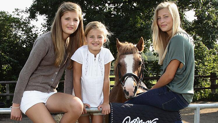 Ihre ersten kleineren Rollen hatten sie in Til Schweigers Kinohit "Keinohrhasen" (2007), 15 Jahre ist es her, dass seine T&ouml;chter (von links) Lilli, Emma und Luna Schweiger in "Die Pfotenbande" (2011) auf gemeinsame "tierische Abenteuer" gingen. Was die Schweiger-Spr&ouml;sslinge heute machen, zeigt die Galerie.