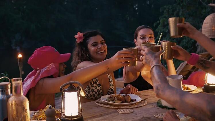 Tanja Tischewitsch (Zweite von links) stie&szlig; mit ihren Teamkameradinnen auf den Verbleib im Luxuscamp an - ohne zu wissen, was bei der Nominierung auf sie zukommen w&uuml;rde.