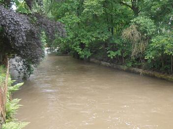 So präsentierte sich die Itz beim Blick von der Brücke in der Coburger Bahnhofstraße am Sonntag gegen 10 Uhr. Im Vergleich zum Vortag ist der Pegelstand des Flusses leicht gesunken.Fotos: Jochen Berger