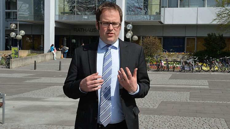 Wir haben dem neuen Erlanger Oberbürgermeister, Florian Janik, vier Bilder gezeigt. Was fällt ihm spontan dazu ein? Foto: Ronald Rinklef