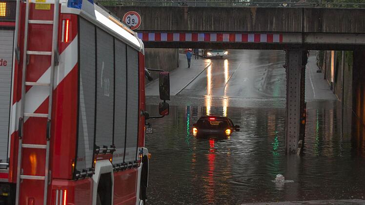 Ein Mainzer Autolenker fuhr in die überflutete Unterführung in der Güterhallenstraße in Erlangen und blieb in dieser im Wasser stehen. Das Auto wurde von einem Bergungsunternehmen herausgezogen. Foto: News5/Weier