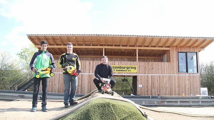Toni Herzog, Christian Gahn und Gerhard Schmögel freuen sich auf das große Einweihungsrennen. Foto: Sonja Adam