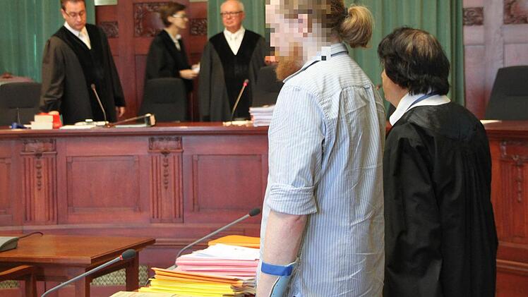 Prozessbeginn im Landgericht Bayreuth - vorne der Angeklagte und sein Verteidiger Johannes Driendl, hinten die Strafkammer mit dem Vorsitzenden Richter Michael Eckstein an der Spitze. Foto: Stephan Tiroch