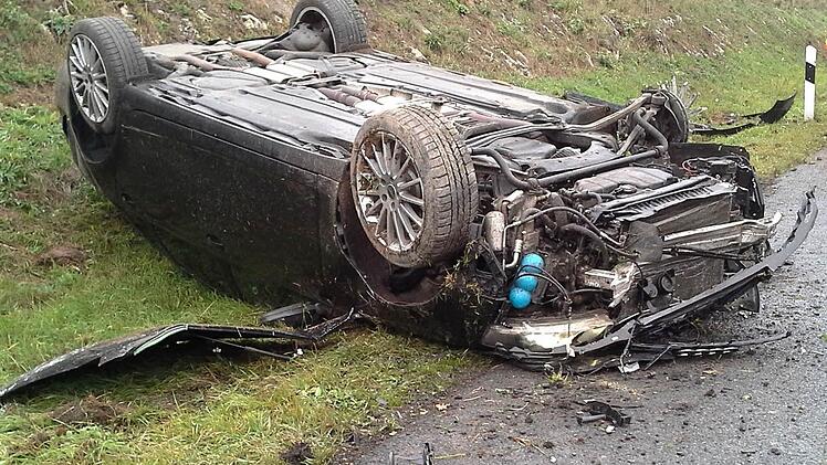 Auf dem Dach blieb der Audi nach dem Zusammenstoß liegen. Der Fahrer, ein 34-jähriger Mann, erlitt schwere Verletzungen.