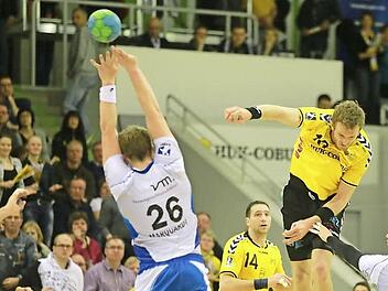 Wurfgewaltig zeigte sich der HSC 2000 Coburg, hier mit Matthias Gerlich, im Sonntagsspiel gegen Bayer Dormagen und gewann am Ende verdient, wenn auch mit Mühe 24:20. Fotos: Timo Geldner