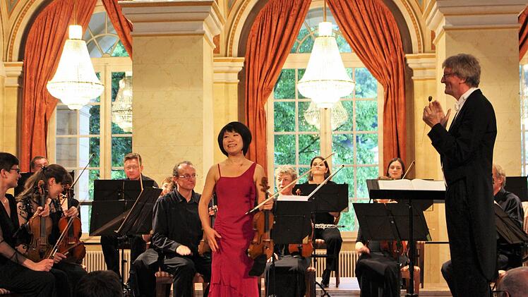 Das virtuose Spiel der Chinesin Tianwa Yang fesselte alle Gäste am Samstagabend im Rahmen des Sommerkonzerts des Bayerischen Kammerorchesters Bad Brückenau.  Foto: Julia Raab