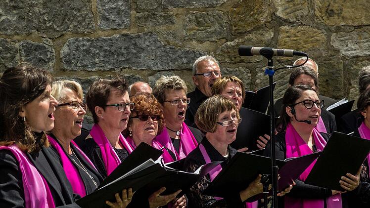 Unter der Leitung von Sigurd Knopp sang der SMS-Chor Ludwigsstadt das Luther-Oratorium von Siegfried Fietz auf der Veste. Foto: Jochen Berger