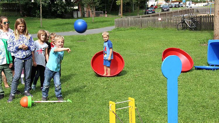 Die Bonbon-Wurfmaschine war sehr beliebt. Fotos: Richard Sänger