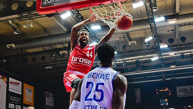 Bryce Taylor schlie&szlig;t kraftvoll mit einem Dunking ab. Nur in der ersten Halbzeit gingen die Bamberger so energisch zu Werke wie bei dieser Aktion. Foto: Hans-Martin Issler