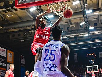 Bryce Taylor schließt kraftvoll mit einem Dunking ab. Nur in der ersten Halbzeit gingen die Bamberger so energisch zu Werke wie bei dieser Aktion. Foto: Hans-Martin Issler