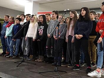 Der Chor der Mittelschule sang für die Schülerlotsen und Schulweghelfer Weihnachtslieder.    Foto: Richard Sänger