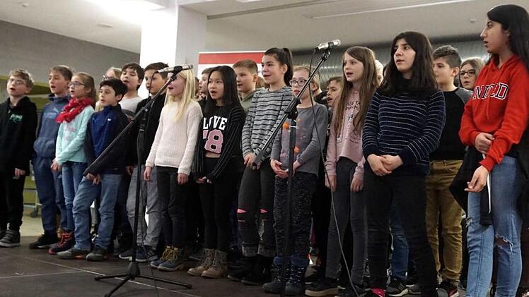 Der Chor der Mittelschule sang für die Schülerlotsen und Schulweghelfer Weihnachtslieder.    Foto: Richard Sänger