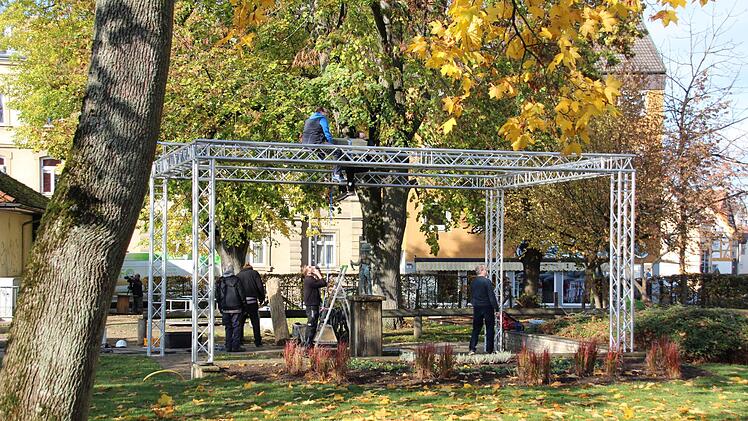 Der Fischerbub im Brunnen wird mit Einbruch der Dunkelheit in ein anderes Licht getaucht. Foto: Mirjam Stumpf