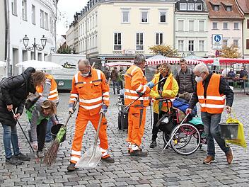 Gemeinsam mit den Stra&szlig;enreinigungsprofis sammelten die freiwilligen Helfer Zigarettenkippen, die andere achtlos weggeschnippt hatten.