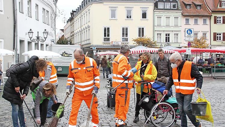 Gemeinsam mit den Stra&szlig;enreinigungsprofis sammelten die freiwilligen Helfer Zigarettenkippen, die andere achtlos weggeschnippt hatten.