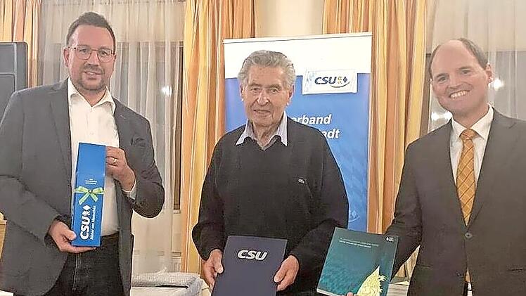 Ernst Schmeußer wurde für 60 Jahre Mitgliedschaft geehrt.