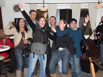 Nach wenigen Akkorden versetzte Joe Ginnane im Pizzablitz die Besucher in Ekstase, mit Songs von U2, den Beatles oder Simon & Garfunkel. Fotos: Michael Gründel/Ralf Kestel