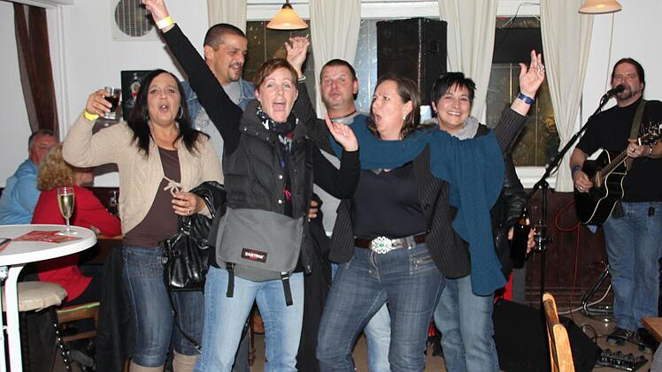 Nach wenigen Akkorden versetzte Joe Ginnane im Pizzablitz die Besucher in Ekstase, mit Songs von U2, den Beatles oder Simon & Garfunkel. Fotos: Michael Gründel/Ralf Kestel