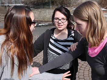 Jessica Heß (links) und Sophie Warmuth zanken sich. Kimberley Parente geht dazwischen. Fotos: Benedikt Borst