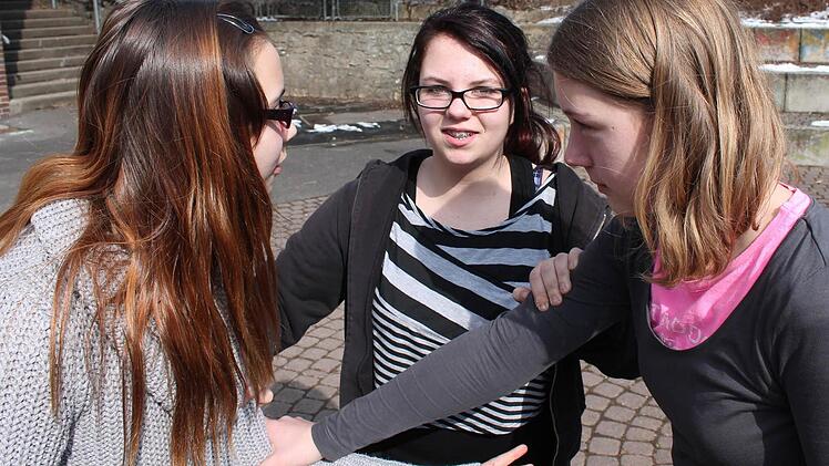 Jessica Heß (links) und Sophie Warmuth zanken sich. Kimberley Parente geht dazwischen. Fotos: Benedikt Borst
