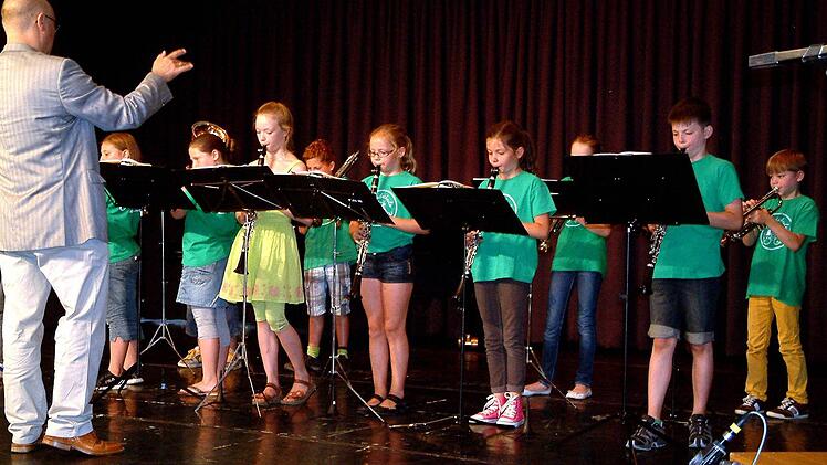 Musikalisch umrahmt wurde die Verabschiedung von Rektorin Anna Elisabeth Brecht mit mehreren Musikstücken der "Bläserklasse" unter Leitung von Lehrer Heinrich Bierwirth.