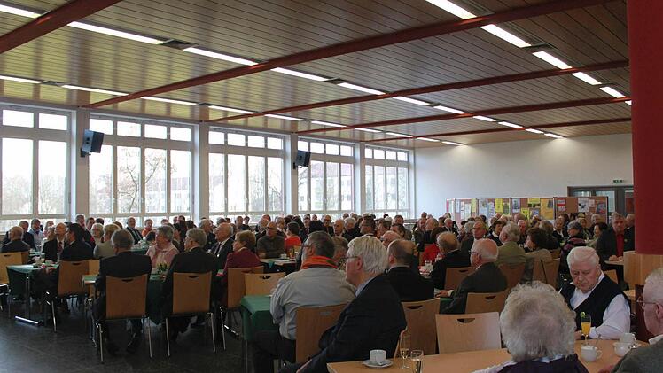 Die Frauengrundhalle war bei der Feier dicht besetzt. Foto: Katharina Becht