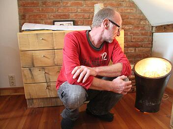 Die Designerlampe, die wunderbares Licht in den Raum zaubert, war einst das Keramikrohr für das Plumpsklo in dem hundert Jahre alten Haus, das der Stadtsteinacher Designer Michael Bauerschmidt von seiner Tante geerbt hat. Fotos: Sonja Adam