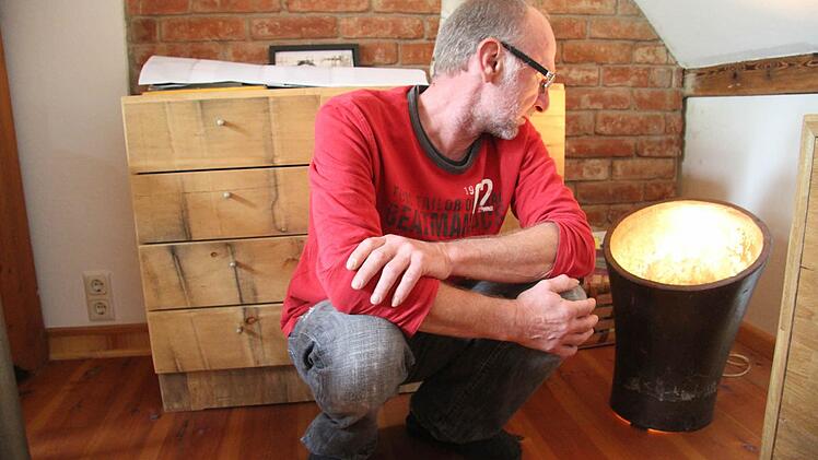 Die Designerlampe, die wunderbares Licht in den Raum zaubert, war einst das Keramikrohr für das Plumpsklo in dem hundert Jahre alten Haus, das der Stadtsteinacher Designer Michael Bauerschmidt von seiner Tante geerbt hat. Fotos: Sonja Adam