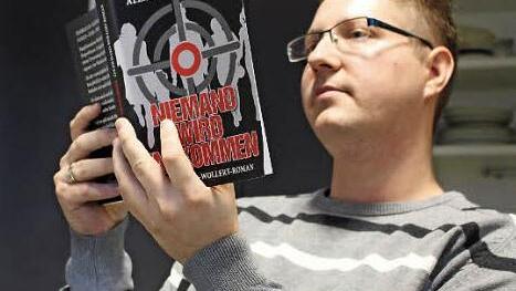Alexander Burkard mit seinem Erstlingswerk, dem Kriminalroman "Niemand wird entkommen". Foto: Yannick Hupfer