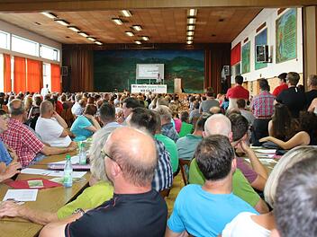 Die Rhönfesthalle in Stangenroth am Mittwochabend: Zahlreiche Besucher verfolgten den Vortrag des Geobotanikers Hansjörg Küster. Nicht alle fanden einen Sitzplatz.  Foto: K. Kupka-Hahn