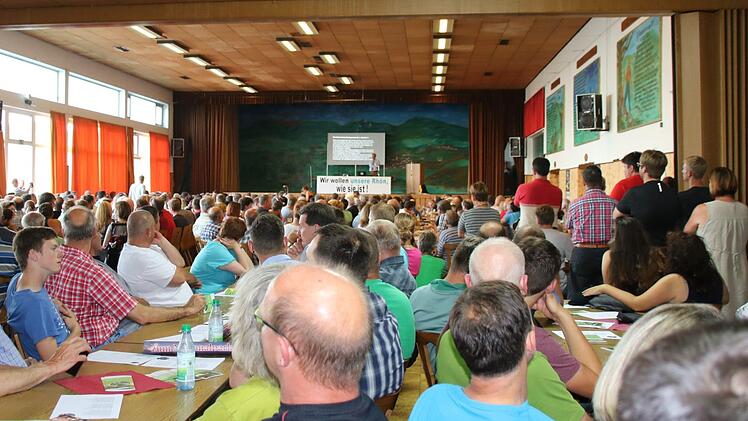 Die Rhönfesthalle in Stangenroth am Mittwochabend: Zahlreiche Besucher verfolgten den Vortrag des Geobotanikers Hansjörg Küster. Nicht alle fanden einen Sitzplatz.  Foto: K. Kupka-Hahn
