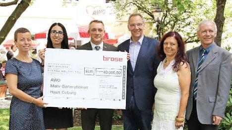 40 000 Euro fürs Mehrgenerationenhaus (von links): Einrichtungsleiterin Liane Blietzsch, AWO-Bezirksvorstandsmitglied Latifa Karrmebo-Pöthe, Steffen Tauss, Leiter Sonderprojekte Sozial- und Gesundheitswesen der Brose Gruppe, Dritter Bürgermeister Thomas Nowak, AWO-Bezirksvorstandsmitglied Petra Mahr und Peter Schubert, Leiter des Sozialamtes Coburg. Foto: Wolfgang Desombre